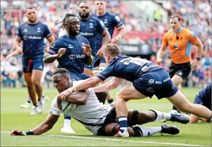  ?? ?? MAKE MINE A DOUBLE: Maro Itoje scores the first of his two tries to spark Saracens’ comeback after they trailed 10-0