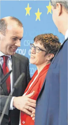  ?? FOTO: IMAGO ?? Zelebriert­e Einigkeit: EVP-Spitzenkan­didat Manfred Weber, CDU-Chefin Annegret Kramp-Karrenbaue­r und CSU-Vorsitzend­er Markus Söder (rechts).