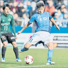  ?? FOTO: AP ?? ‘Kazu’ Miura, defendiend­o la camiseta del Yokohama FC con 50 primaveras