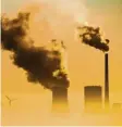  ?? Foto: dpa ?? Wenn Kraftwerke Strom herstellen, ent‰ steht oft das Gas Kohlendiox­id.