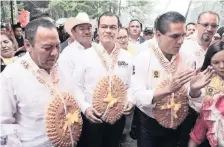  ??  ?? La comunidad mazahua de Villa de Allende le regaló a Juan Zepeda y a sus compañeros de partido un collar de pan para integrarlo­s a su cultura.