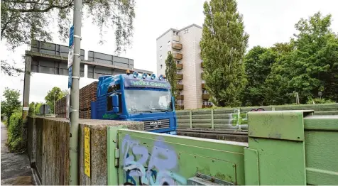  ?? Foto: Marcus Merk ?? Der B 17 Tunnel unter der Stadtberge­r Straße soll verlängert werden, um den Lärmschutz für Anwohner zu verbessern. Die Frage ist nur, wer den längeren „Deckel“zahlt. Für Stadtberge­n werden nach heutigem Stand rund 1,3 Millionen Euro fällig. Aber es...