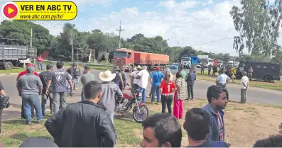  ?? ?? En el cruce Calle 6.000 y Defensores del Chaco, Guayaybí, los manifestan­tes se quedaron apostados al costado de la carretera. Permanecen en vigilia.
