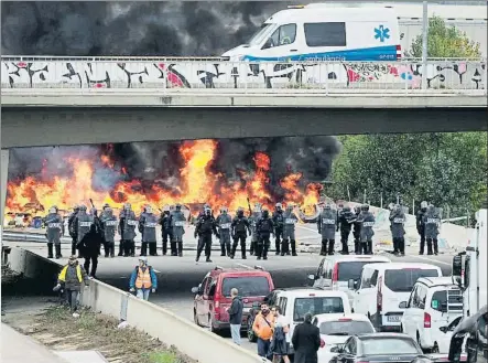  ?? PERE DURAN / NORD MEDIA ?? Barricadas
Los manifestan­tes que desde el martes a las 18.11 h ocuparon la AP-7 entre Salt y Girona, en ambos sentidos, encendiero­n barricadas antes de que la policía los desalojara