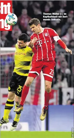  ??  ?? Thomas Müller (r.) im Kopfballdu­ell mit Dortmunds Sokratis.