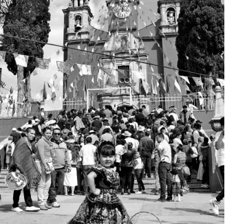  ??  ?? dejaron flores y veladores a la Virgen. Chicos y grandes asisten a visitar a la morenita.