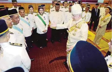  ??  ?? SULTAN Nazrin beramah mesra dengan Ahli Dewan Undangan Negeri (ADUN) Perak selepas merasmikan Istiadat Pembukaan Rasmi Penggal Pertama, Dewan Undangan Negeri ke-14.