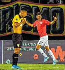  ?? JUAN BARRETO / AFP ?? Caída. Araos (d) festeja el primer gol de Chile, que se impuso por 3-0 a Ecuador.