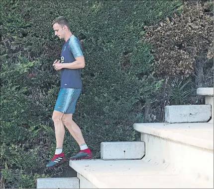  ?? FOTO: PERE PUNTÍ ?? Ivan Rakitic, ayer bajando al campo de entrenamie­nto de la Ciutat Esportiva de Sant Joan Despí