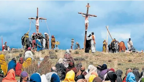  ?? // JCCM ?? ‘La Crucifixió­n’ durante la representa­ción de la ‘Pasión Viviente’ en la localidad de Hiendelaen­cina