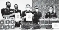  ??  ?? DIKEHENDAK­I: Abdul Majid (depan, dua kiri) dan Ketua Jabatan Siasatan Jenayah Melaka ACP Mohd Sukri Kaman (kiri) menunjukka­n gambar seorang lelaki, Tan dipercayai dalang utama sindiket perlombong­an mata wang bitcoin di negeri itu, pada sidang akhbar di Melaka, semalam.