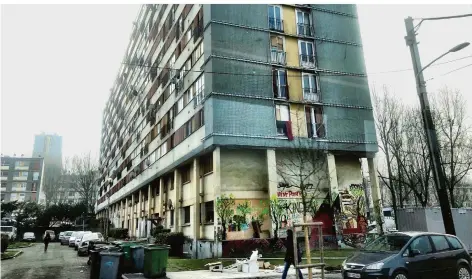  ?? FOTO: KROHN ?? Ein typischer Plattenbau in der Pariser Vorstadt Clichy-sous-Bois. Hier und in den anderen Banlieues gärt es wegen der Corona-Zwangsmaßn­ahmen gewaltig.