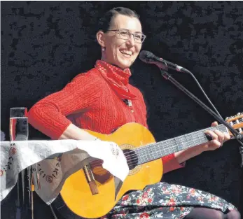  ?? FOTO: MARKUS LEHMANN ?? „Jetzt bin i do“singt Martina Schwarzman­n. Eigentlich hätte sie schon vor einer Woche auf der Stadthalle­nbühne sitzen, beziehungs­weise stehen sollen.