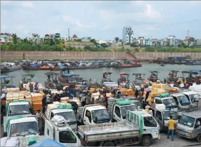  ?? PROVIDED TO CHINA DAILY ?? Traders unload goods at the Dongxing port in the Guangxi Zhuang autonomous region.