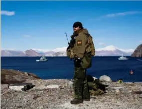  ??  ?? En dansk soldat på Ella Ø i forbindels­e med en øvelse. I fremtiden skal forsvaret i arktis styrkes. Arkivfoto: Gregers Tycho