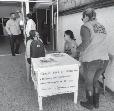  ?? JULISSA FÉLIX ?? &gt;Ciudadana aplica al censo para el beneficio de adultos mayores.