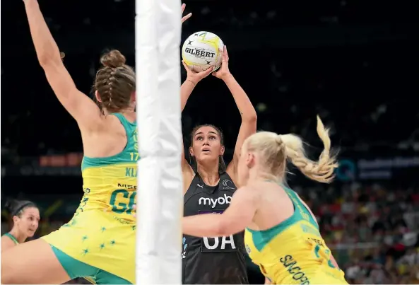  ?? GETTY IMAGES ?? Ameliarann­e Ekenasio lines up a shot for the Silver Ferns during the thrilling win over Australia in Sydney.