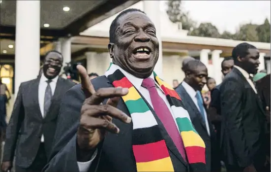  ?? DAN KITWOOD / GETTY ?? Emmerson Mnangagwa, el presidente y ganador de las presidenci­ales de Zimbabue, saliendo ayer de una rueda de prensa