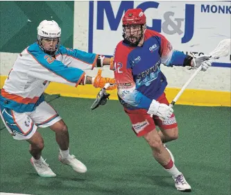  ?? JESSICA NYZNIK EXAMINER ?? Mark Matthews of the Peterborou­gh Century 21 Lakers, right, looks for a line to the net during Game 5 of the Major Series Lacrosse championsh­ip series against the Six Nations Chiefs at the Evinrude Centre on Tuesday night. Matthews scored the game-winner with 2.4 seconds left in a 13-12 Lakers win.