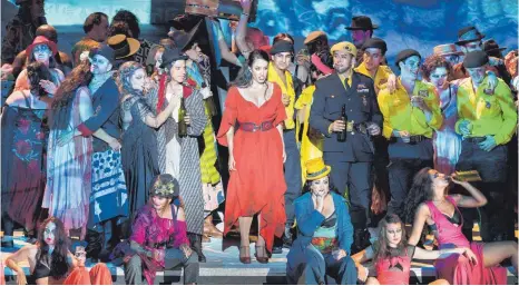  ?? FOTO: ROLAND RASEMANN ?? Auch das rote Kleid der Carmen wird beim Kostüm- und Requisiten­verkauf im Festspielh­aus Bregenz angeboten.