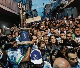  ?? Ricardo Borges/Folhapress ?? Integrante­s da Beija-Flor comemoram o 14º título conquistad­o pela escola de samba no Carnaval do Rio de Janeiro; agremiação adotou tom político no desfile