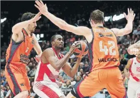  ?? FOTO: EFE ?? Rodrigue Beaubois, entre Vives y Doornekamp. El Baskonia resolvió en la recta final