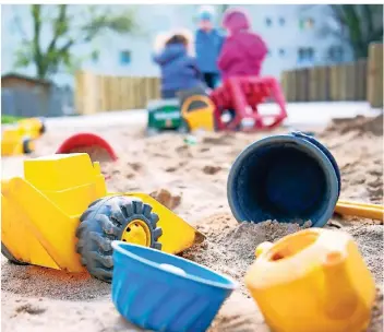  ?? FOTO: DPA ?? Mehr Eltern als heute sollen für die U3-Betreuung in Düsseldorf nichts mehr bezahlen, für die übrigen sinkt der Beitrag ab August um 25 Euro im Monat.