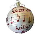  ??  ?? Das Lied findet sich nicht nur in Gesangsbüc­hern wieder, sondern auch auf Weihnachts­baumkugeln.