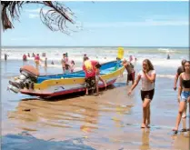  ??  ?? Para bañar. Poca afluencia de turistas se reportó ayer en la playa El Cuco, de San Miguel, donde los comerciant­es ofrecen frutos del mar y paseos.