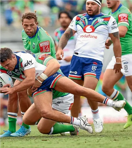  ?? GETTY IMAGES ?? Sean O’Sullivan of the Warriors is tackled during the round three NRL match against the Canberra Raiders on Saturday.