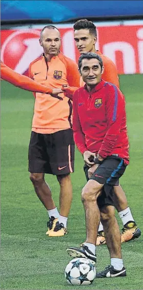  ?? FOTO: MANEL MONTILLA ?? Ernesto Valverde, distendido ayer al inicio del entrenamie­nto en el Alvalade