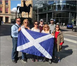  ?? Picture: Walking Tours In The UK ?? Tourists show their delight during one of the tours in Glasgow