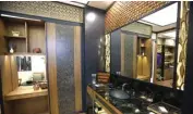  ?? MIFTAHUL HAYAT/JAWA POS ?? NATURAL: Lemari dan bathroom vanities berbahan dari kayu mindi. Di bagian tengah pintu terdapat ornamen butiran kehitaman yang dibuat dari kulit beras. Unik sekaligus berseni.