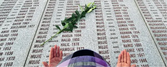  ??  ?? Il ricordo Un dettaglio del memoriale di Potocari, vicino a Srebrenica (Afp/elvis Barukcic). Il massacro avvenne nel luglio 1995, durante la guerra tra serbi e musulmani in Bosnia. Le forze serbe del generale Ratko Mladic occuparono la zona di Srebrenica, in teoria protetta dall’onu, e uccisero migliaia di civili musulmani