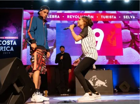  ?? CORTESÍA de Red BULL. ?? El campeonato de rap improvisad­o Batalla de los Gallos se realiza en Costa Rica desde el 2016. En la imagen: SNK el actual campeón y MC León, la primera mujer participan­te.