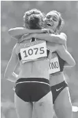  ?? JAMES LANG, USA TODAY SPORTS ?? Abbey D’Agostino, right, provided an uplifting moment by aiding Nikki Hamblin in the middle of a 5,000- meter heat.