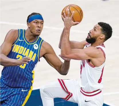  ?? AP PHOTOS ?? Garrett Temple (shooting over Pacers center Myles Turner) wants to remain a Bull but understand­s it’s out of his hands.