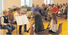  ?? FOTO: STEFFEN LANG ?? Ein Klarinette­nquartett heißt die Neubürger musikalisc­h herzlich willkommen.