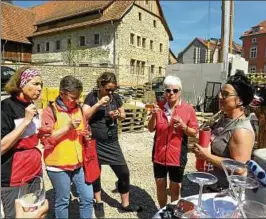  ??  ?? Auf der Baustelle an der Brunnenkun­st stärkten sich die Teilnehmer der Radtour und informiert­en sich über das Projekt. Foto: Joachim Kreckow