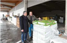  ?? Foto: Marcus Merk ?? Hubert Meixner (rechts) betreibt künftig das Lagerhaus in Zusmarshau­sen. Die Raiff eisenbank Augsburger Land West, im Bild Vorstand Hermann Scherer, hat es an ihn verpachtet.