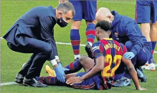  ??  ?? Los médicos del Barcelona atienden a Ansu el día en el que se lesionó en el Camp Nou.