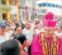  ?? ALEJANDRO GILER / EXPRESO ?? Procesión. Monseñor caminó con miembros del movimiento Juan XXIII.