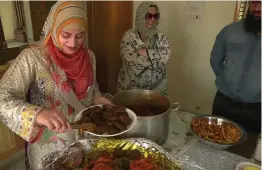  ?? — YUSUF JAMEEL ?? Mahnoor Aarif organising Pakistani delicacies at her restaurant in Srinagar.