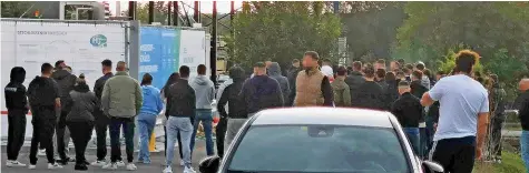  ?? 20MIN/GIANNI WALTHER ?? Mehrere Dutzend Personen haben gestern Nachmittag am Tatort Abschied von A. N. genommen.
