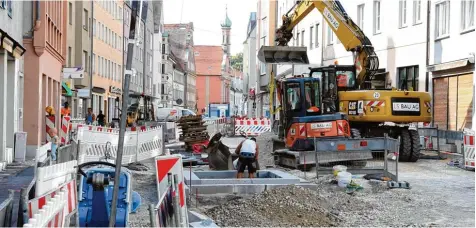  ?? Fotos: Silvio Wyszengrad ?? Die Bäckergass­e in der Altstadt ist noch Großbauste­lle. Die Sanierung soll aber bald abgeschlos­sen sein.