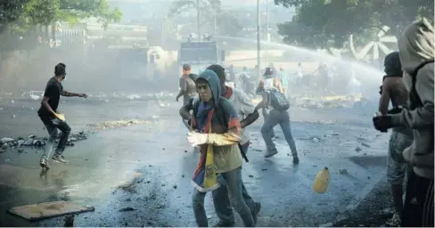  ??  ?? > Guardia Nacional ataca a ciudadanos durante protesta.