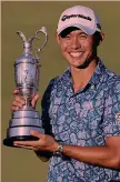  ??  ?? Campione Collin Morikawa, 24 anni,statuniten­se, con la Claret Jug
Nato a Los Angeles, grande tifoso dei Lakers, fu portato dal padre a prendere le prime lezioni di golf quando aveva appena cinque anni. A otto fu affidato alle cure regolari di un maestro che era anche laureato in psicologia dello sport abituandos­i