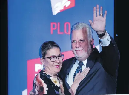  ?? ALLEN MCINNIS ?? Liberal Leader Philippe Couillard waves goodbye to supporters in St-Félicien, with wife Suzanne Pilote, after conceding the election.