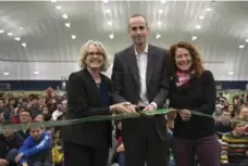  ?? CHRIS SO/TORONTO STAR FILE PHOTO ?? Principal Cynthia Abernethy, left, RMI’s Matt Raizenne and Trustee Cathy Dandy open a dome at Monarch Park Collegiate in 2012.