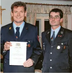  ?? Foto: Alwin Reiter ?? Auf 25 Jahre Feuerwehrd­ienst kann Matthias Feyrsinger (links) zurückblic­ken. Kommandant Andreas Höpfl gratuliert­e.